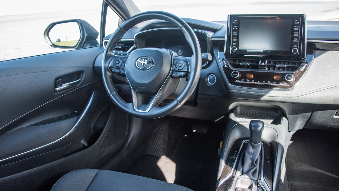 Toyota-corolla-interieur-linker-dashboard-midden-console-stuur-systeem